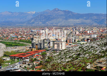 Panorama der Stadt Shkoder unter Bergen, Albanien Stockfoto