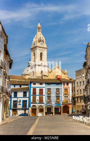 Turm der Kirche Santa Maria und bunten Häusern in Xativa, Spanien Stockfoto