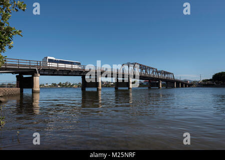 Eine Ansicht von der Nordseite des Nambucca River Der macksville Brücke im Norden von NSW, Australien. Im Jahre 1931 als Teil des Pacific Highway gebaut Stockfoto