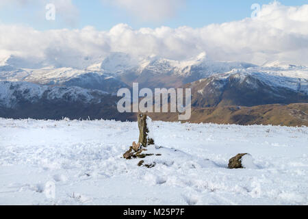 Ob auf dem Gipfel des Hügels im Winter, mit den Bergen der Helvellyn Bereich Jenseits, Lake District, Cumbria, UK. Stockfoto