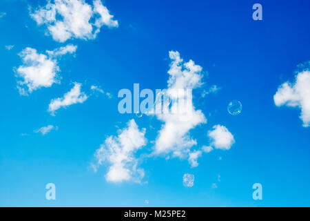 Seifenblasen vor dem Hintergrund des blauen Himmels. Stockfoto
