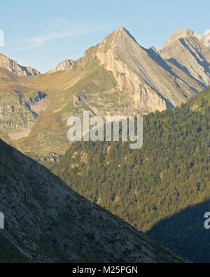 Ein farbiges Bild der Ossau Tal vom nördlichen Ufer des Lac de bious - artigues. Der Blick fängt die Ansicht der französischen Pyrenäen Stockfoto