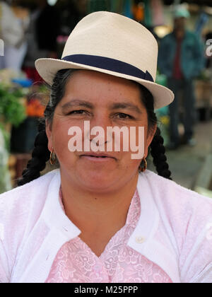 GUALACEO ECUADOR - 22. August: Ecuadorianischen ethnische Frauen in Nationale Kleidung Verkauf von landwirtschaftlichen Erzeugnissen und andere Lebensmittel auf dem Markt Stockfoto