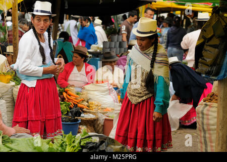 Ecuador, Gualaceo - 22 August: Ecuadorianische ethnischen Frauen in nationalen Kleidung, Verkauf von landwirtschaftlichen Produkten und andere Lebensmittel auf dem Markt Stockfoto