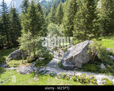 Menschen zu Fuß auf einen Wanderweg Stockfoto