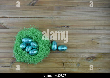 Ostern Dekorationen ein Nest mit Schokolade Eier Stockfoto