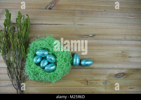 Ostern Dekorationen ein Nest mit Schokolade Eier Stockfoto