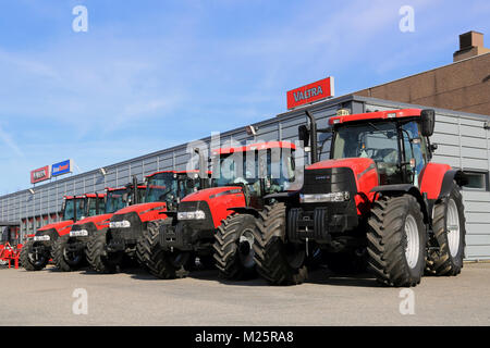 TURKU, FINNLAND - 5 April, 2014: Fünf Case IH Traktoren in einer Zeile angezeigt. Case IH gewinnt zwei Goldmedaillen an AGROTECH - die 20. Internationale Stockfoto