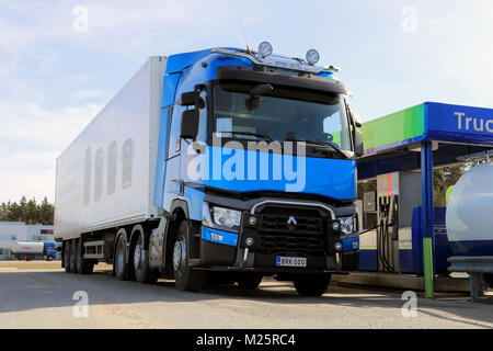 LIETO, Finnland - 5 April, 2014: Renault T 460 Lkw, betankt. Renault Trucks präsentiert die neue Renault T 460 als Teil ihrer neuen T-Programm bei Volvo Stockfoto