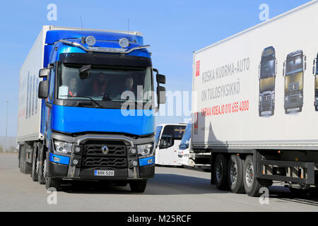 LIETO, Finnland - 5 April, 2014: Renault Trucks präsentiert die neue Renault T 460 für Langstrecken als Teil ihrer neuen T-Programm bei Volvo Truck & Bus Center Stockfoto