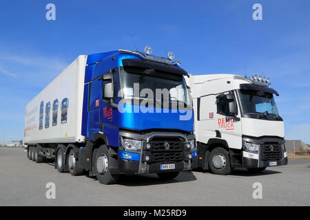 LIETO, Finnland - 5 April, 2014: Renault präsentiert blaue und weiße T 460 Lkw für den Fernverkehr als Teil ihrer neuen Serie bei Volvo Truck & Bus Center Tu Stockfoto