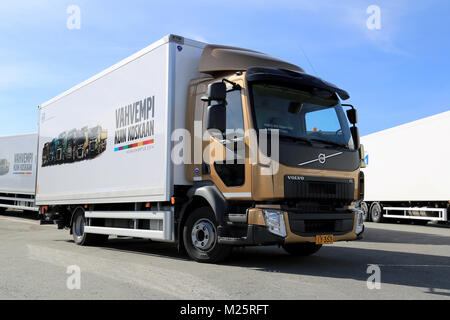 LIETO, Finnland - 5 April, 2014: Volvo Trucks stellt die neuen FL 512 Lieferwagen als Teil ihrer neuen Serie bei Volvo Truck & Bus Center Turku, Fin Stockfoto