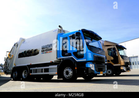 LIETO, FINNLAND - April 5, 2014: Neue Volvo FE 6 x 2 320 und FL 512 4X2 Lkw als Teil der neuen Volvo Truck Sortiment an Volvo Truck & Bus Center angezeigt Stockfoto