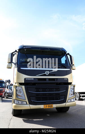 LIETO, Finnland - 5 April, 2014: Der neue Volvo FM 11 Hookpro auf Anzeige als Teil der neuen Volvo Truck Sortiment bei Volvo Truck und Bus Center Turku, Finlan Stockfoto