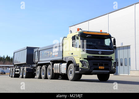 LIETO, FINNLAND - April 5, 2014: Neue Volvo FMX 8X4 XPro + Anhänger als Teil des neuen Volvo Truck Sortiment bei Volvo Truck und Bus Center Turku, Fin angezeigt Stockfoto