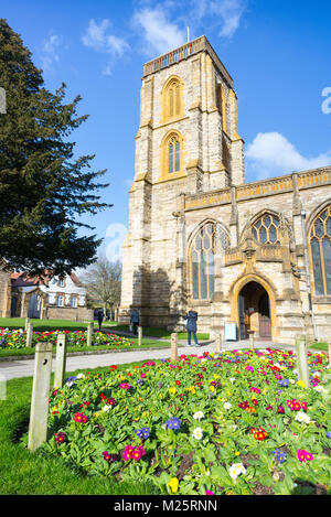 Frühling Blumen vor der Kirche von St. John's in Yeovil, Somerset, Großbritannien Stockfoto