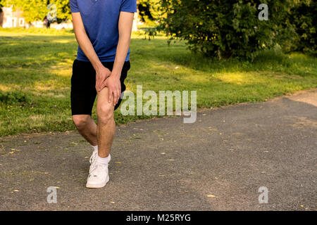Junge Sportler trainieren im Park Stockfoto