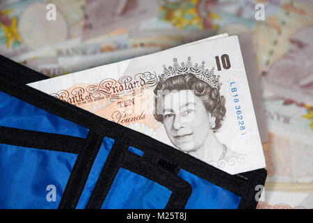 Bald auslaufen Papier 10 Pfund Noten in einer Mappe in Großbritannien. Stockfoto