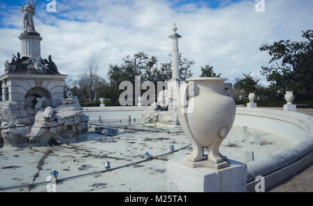 Gärten der Stadt Aranjuez, in Spanien. Stone Palace und schöne Herbst Landschaften mit wunderschönen Brunnen und mythologischen Figuren Stockfoto