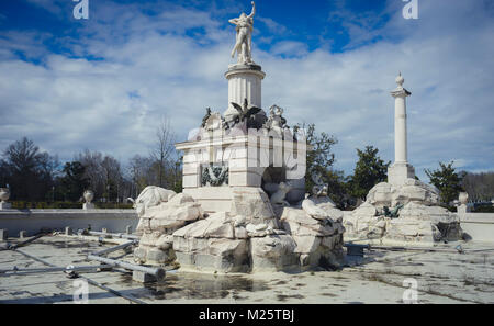 Gärten der Stadt Aranjuez, in Spanien. Stone Palace und schöne Herbst Landschaften mit wunderschönen Brunnen und mythologischen Figuren Stockfoto