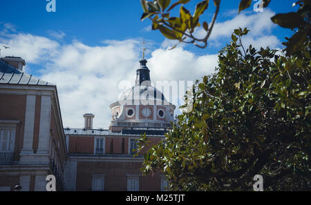 Gärten der Stadt Aranjuez, in Spanien. Stone Palace und schöne Herbst Landschaften mit wunderschönen Brunnen und mythologischen Figuren Stockfoto