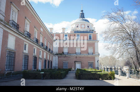 Gärten der Stadt Aranjuez, in Spanien. Stone Palace und schöne Herbst Landschaften mit wunderschönen Brunnen und mythologischen Figuren Stockfoto