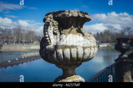 Gärten der Stadt Aranjuez, in Spanien. Stone Palace und schöne Herbst Landschaften mit wunderschönen Brunnen und mythologischen Figuren Stockfoto