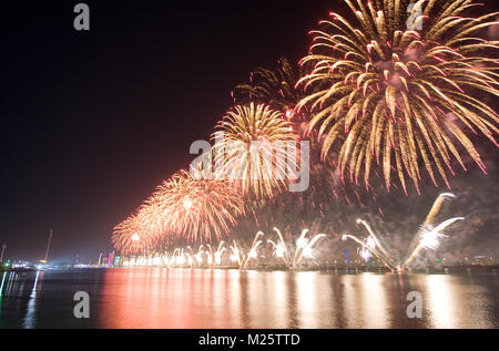 Feuerwerk an Silvester 01-01-2018 in der Bucht von Abu Dhabi in den Vereinigten Arabischen Emiraten. Stockfoto