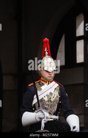 LONDON, Großbritannien - 28 Oktober 2012: Eine montiert Trooper der Household Cavalry an Horse Guards Stockfoto