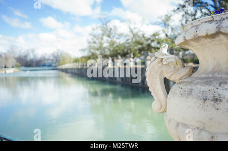 Gärten der Stadt Aranjuez, in Spanien. Stone Palace und schöne Herbst Landschaften mit wunderschönen Brunnen und mythologischen Figuren Stockfoto