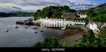 Portree Harbour im Sonnenlicht Stockfoto