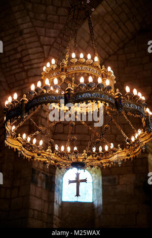 Ein hängendes Kandelaber und Kruzifix in der Kirche von Saint Jean-Baptiste in der mittelalterlichen Ortschaft St Jean de Cole in der Dordogne Frankreich Stockfoto