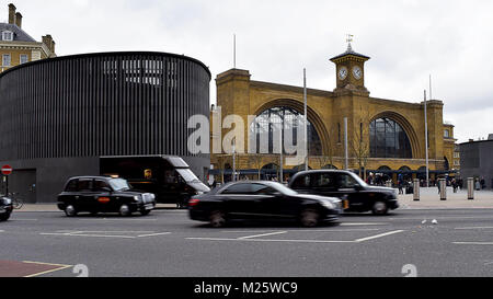 Verkehr mit King's Cross Bahnhof Hintergrund Stockfoto