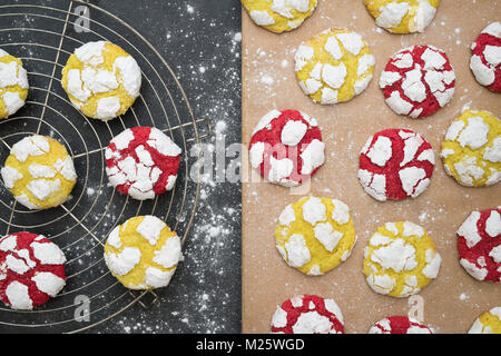 Hausgemachte Zitrone und Himbeere Crinkle Cookies auf eine Kühlung Rack auf schiefer Hintergrund Stockfoto