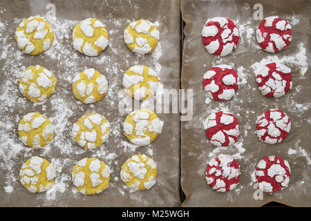 Hausgemachte Zitrone und Himbeere Crinkle Cookies auf Backbleche. Großbritannien Stockfoto