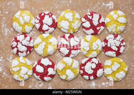 Hausgemachte Zitrone und Himbeere Crinkle Cookies auf ein Backblech. Großbritannien Stockfoto