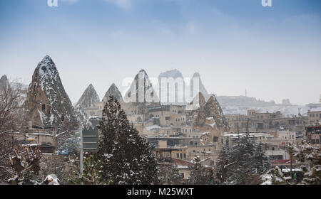 Die große touristische Ort Kappadokien - bei Nacht mit schönen Licht. Kappadokien ist rund um die Welt als einer der besten Plätze mit Berge bekannt. Göreme, Kappadokien, Türkei im Winter Stockfoto