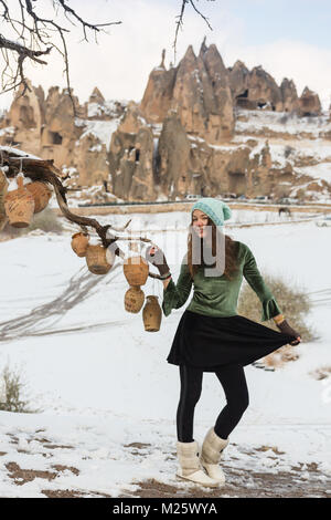 Mädchen und Tonkrüge auf alten Baum ohne Blätter in Kappadokien, Stockfoto