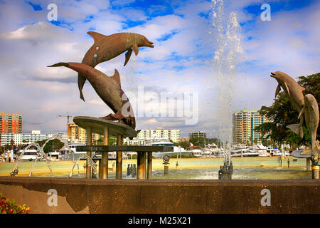 Delphine Skulptur am Eingang zum Hafen Marina Jack in Sarasota, FL, USA Stockfoto