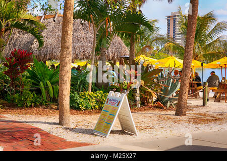 Menschen in Oleary's Tiki Bar und Grill im Bayfront Park, Sarasota, FL, USA Stockfoto