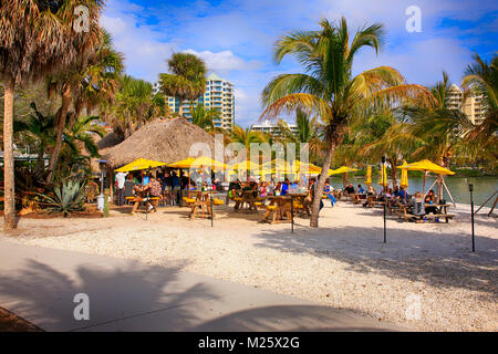 Menschen in Oleary's Tiki Bar und Grill im Bayfront Park, Sarasota, FL, USA Stockfoto