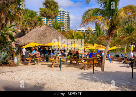 Menschen in Oleary's Tiki Bar und Grill im Bayfront Park, Sarasota, FL, USA Stockfoto