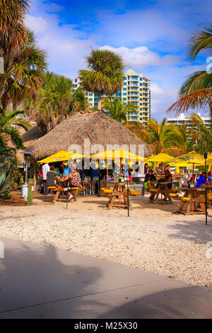 Menschen in Oleary's Tiki Bar und Grill im Bayfront Park, Sarasota, FL, USA Stockfoto