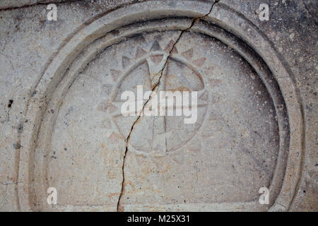 Nahaufnahme von einem Marmorrelief Malteser Kreuz auf einer Steinmauer eines antiken sizilianischen Kirche. Stockfoto