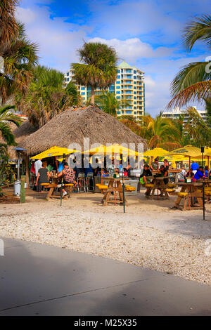 Menschen in Oleary's Tiki Bar und Grill im Bayfront Park, Sarasota, FL, USA Stockfoto