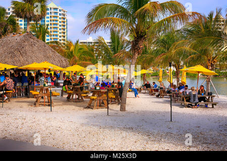 Menschen in Oleary's Tiki Bar und Grill im Bayfront Park, Sarasota, FL, USA Stockfoto