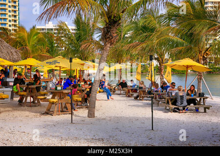 Menschen in Oleary's Tiki Bar und Grill im Bayfront Park, Sarasota, FL, USA Stockfoto