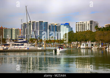 Boote in den Hafen mit der Waterfront Apartments mit Blick auf den Yachthafen in Sarasota, FL, USA Stockfoto