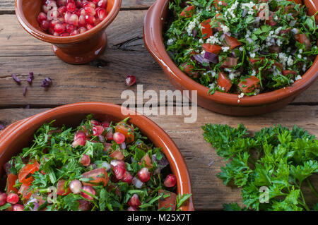 Rohstoffe und Zutaten für tabbouleh Salat auf rustikalen Holztisch Stockfoto