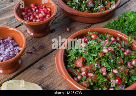 Rohstoffe und Zutaten für tabbouleh Salat auf rustikalen Holztisch Stockfoto